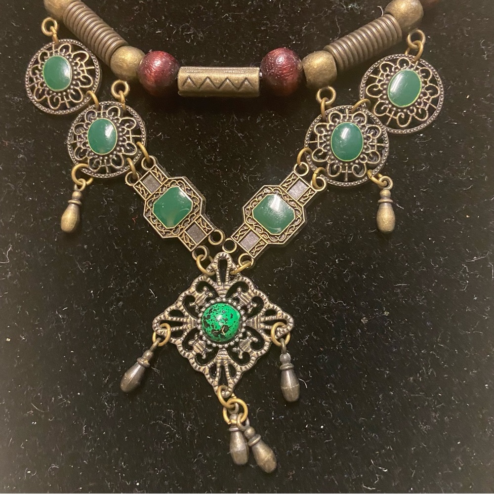 Vintage looking necklace with green accents